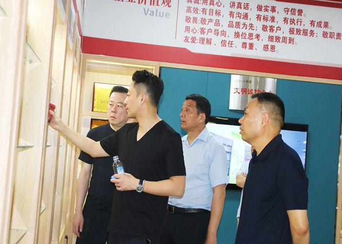 参观酸辣粉展厅2.jpg